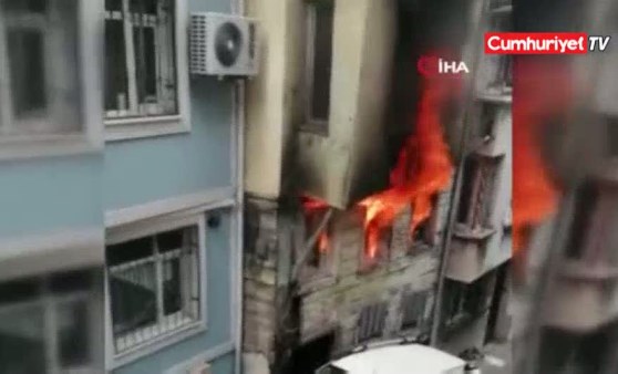 Beyoğlu'nda 3 katlı metruk bina böyle çöktü