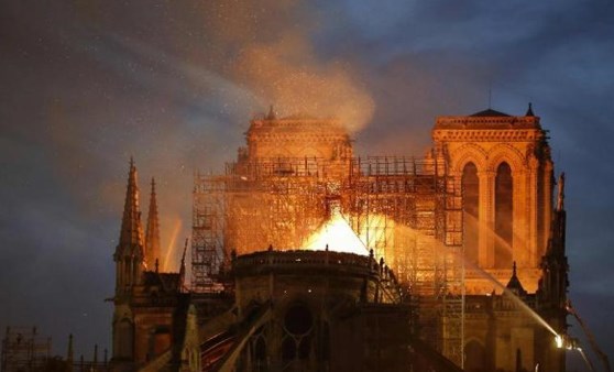 İtfaiye kamerasından Notre Dame Katedrali’ndeki yangın