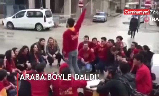 Otomobil, Galatasaraylı taraftarların arasına daldı!