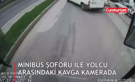 Minibüs şoförü ile yolcu arasındaki kavga kamerada