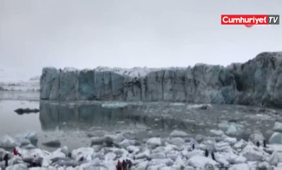 Buzul kırılmasından son anda kurtuldular