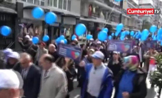 Mavi balonlar otizmliler için gökyüzüne bırakıldı