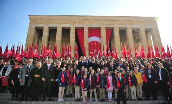 Milli Eğitim Bakanı Selçuk ve çocuklar Atatürk'ün huzurunda