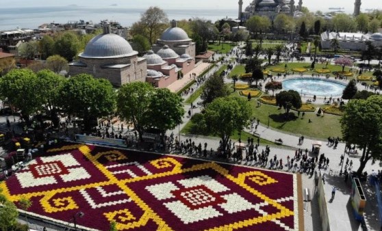 Sultanahmet'e 1460 metrekarelik lale halı (25.04.2019)