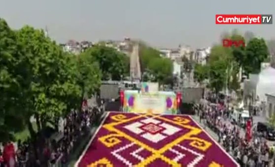 Sultanahmet'e 1460 metrekarelik lale halı (25.04.2019)(Video Haber)