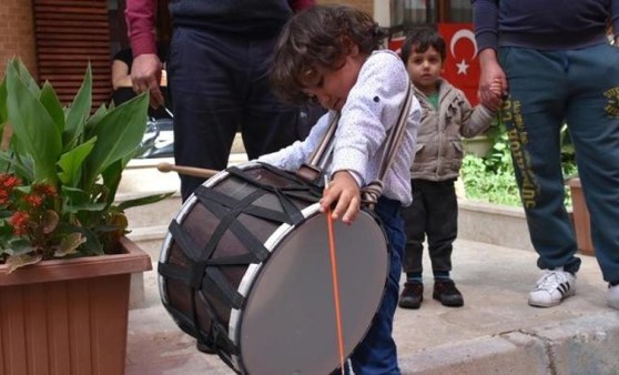 Görenler hem şaşırıyor, hem de performansını hayranlıkla izliyor