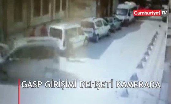 Önünü kesen 3 kişiye böyle direndi... Canı pahasına cep telefonunu vermedi!