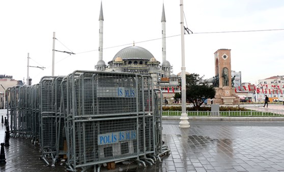 Polisin mesaisi erken başladı... Taksim'de 1 Mayıs bariyerleri