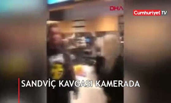 Kalan son sandviç için kavga ettiler!