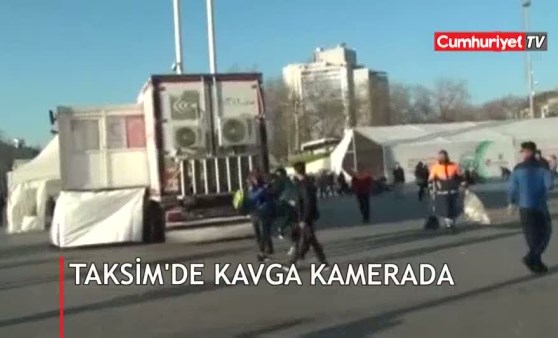 Taksim'de yumruk yumruğa kavga kamerada!