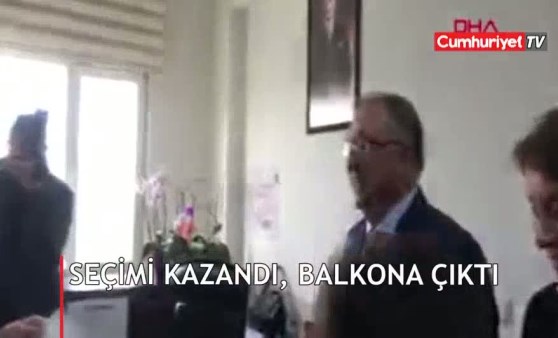 CHP'li başkan balkondan 'itirazım var' şarkısını dinletti