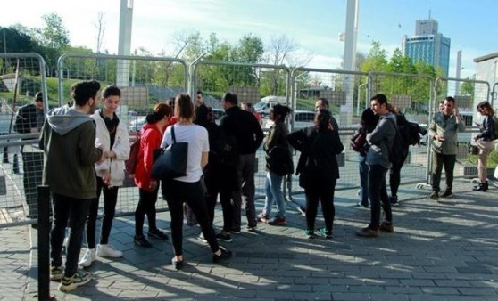 Taksim'de işe gitmek isteyenler polis bariyerlerini geçemedi