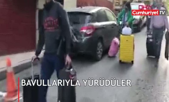 Taksim'de dikkat çeken görüntü: Bavullarıyla yürüdüler