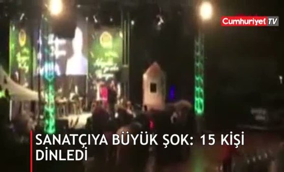 Sanatçıya büyük şok! 15 kişi dinledi... 