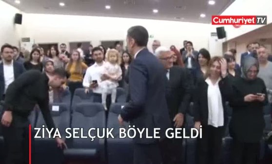 Ziya Selçuk ayağında yürüteç ve elinde bastonla geldi