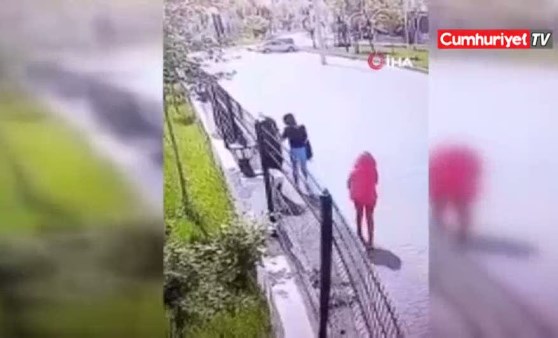 Biri çantasını tuttu, diğeri tekme tokat dövdü