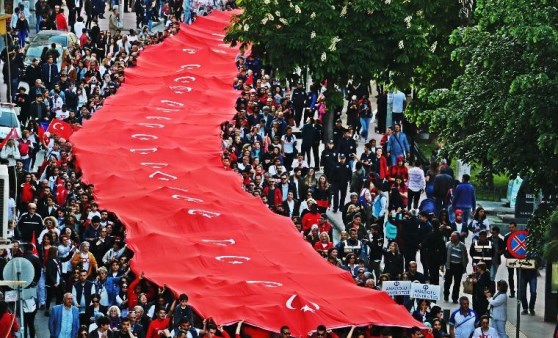 1919 metre Türk bayrağı ile şehir turu