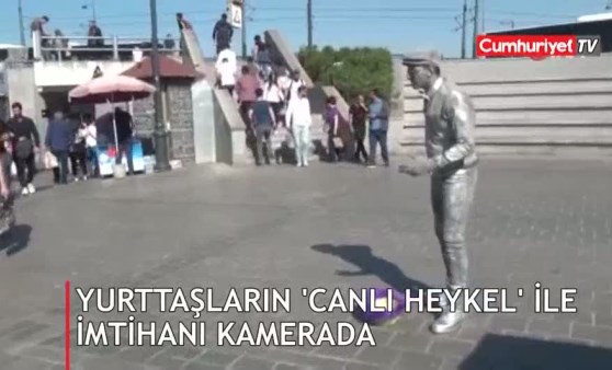 Yurttaşların ‘canlı heykel’ ile imtihanı kamerada