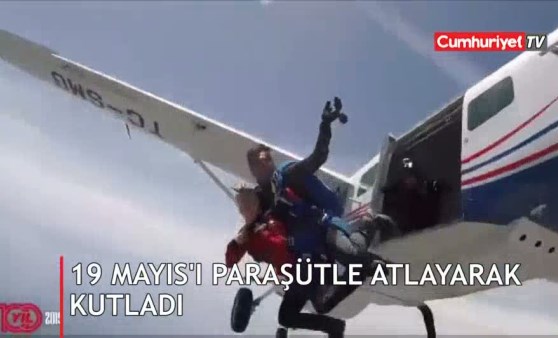 Belediye Başkanı, 19 Mayıs'ı paraşütle atlayarak kutladı (19.05.2019)(Video Haber)