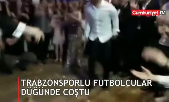 Trabzonsporlu futbolcular düğünde coştu