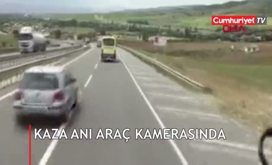 Film sahnesi gibi kaza anı araç kamerasında