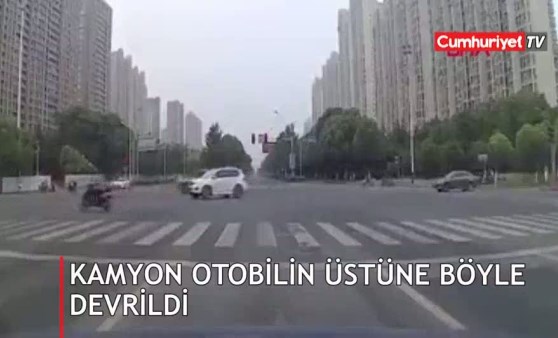 Kamyon otomobilin üzerine böyle devrildi!