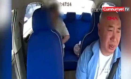 Taksici, bebeğini darp eden kadını polise teslim etti