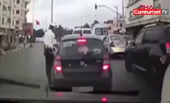 Polisin gözü önünde hırsızlık yaptı