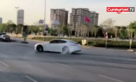 Lüks aracıyla yol kesip drift yaptı