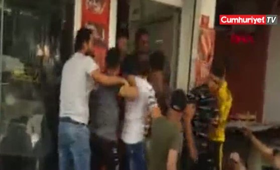 Esenyurt'ta bıçaklı, satırlı, sandalyeli dehşet kamerada