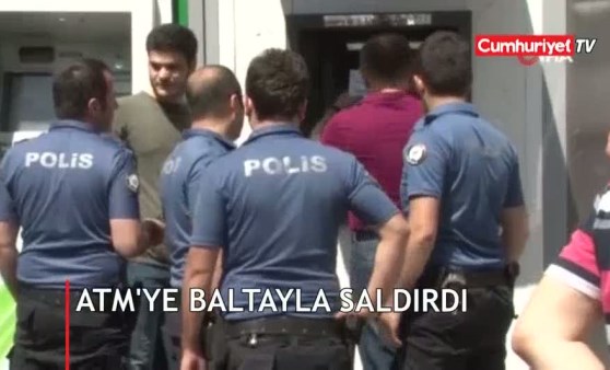 Arsa parasını yutan ATM’ye baltayla saldırdı!