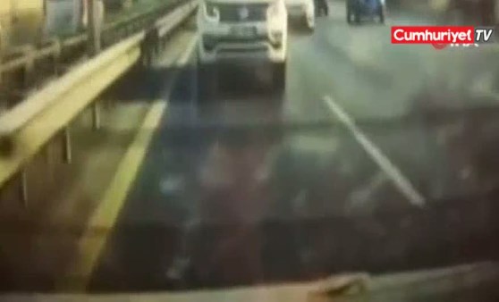 Basın Ekpres yolunda sürücülerin bıçaklı “yol verme” kavgası kamerada