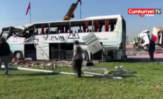 İşçi servisi ile TIR çarpıştı: Ölü ve yaralılar var (04.05.2019)(Video Haber)