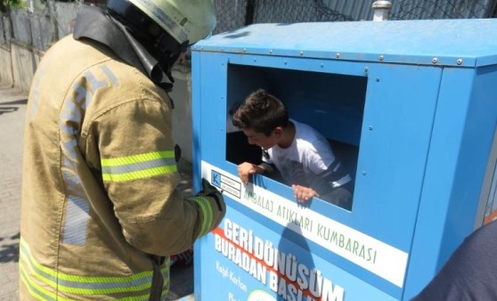 Geri dönüşüm kutusunda mahsur kaldı!