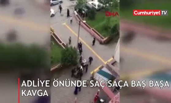 Adliye önünde saç saça baş başa kavga kamerada