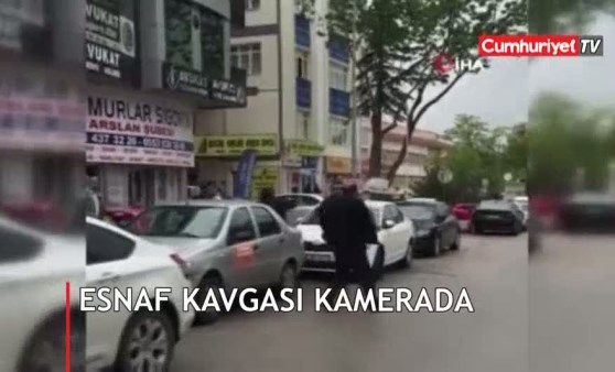 Tekme ve yumruklar havada uçuştu! O anlar kamerada