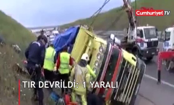 Devrilen TIR'ın sürücüsü yaralandı