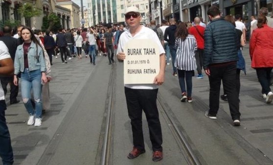 Kendi mezar taşını yaptırıp Taksim’de dolaştı (09.05.2019)(Video Haber)