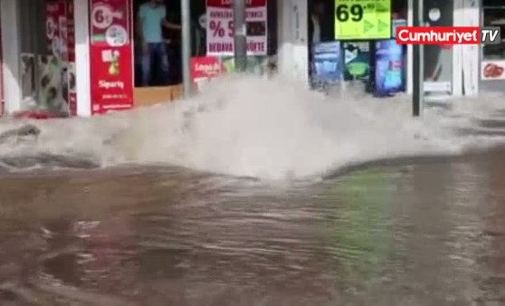 Patlayan su borusu caddeyi göle geçirdi