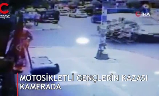 Avcılar’da motosikletteki kasksız gençlerin ölümden döndüğü anlar kamerada