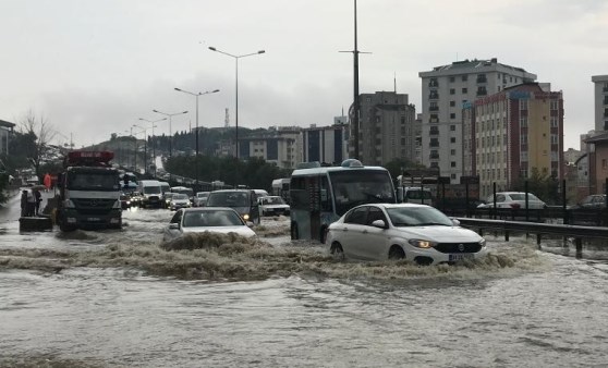 Meteoroloji uyarmıştı! Pendik'te sağanak etkili oldu