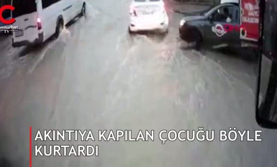 Akıntıya kapılıp, aracın altına sürüklenen çocuğu son anda kurtardı