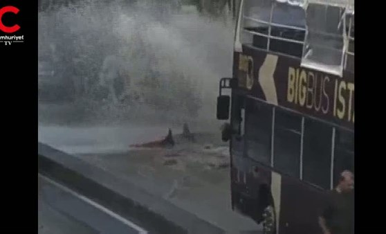 Taksim'de su borusu patladı, trafik durdu