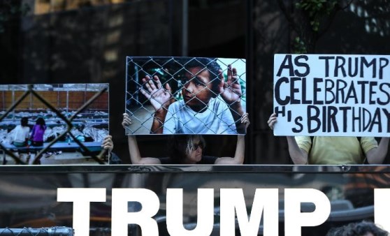 Trump'a doğum gününde protesto