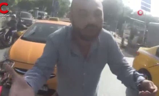 Taksici ile motosikletlinin “plaka yamuldu” kavgası kamerada