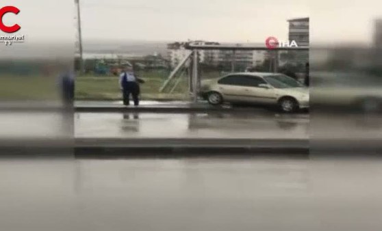 Ankara'da otomobil durağa daldı