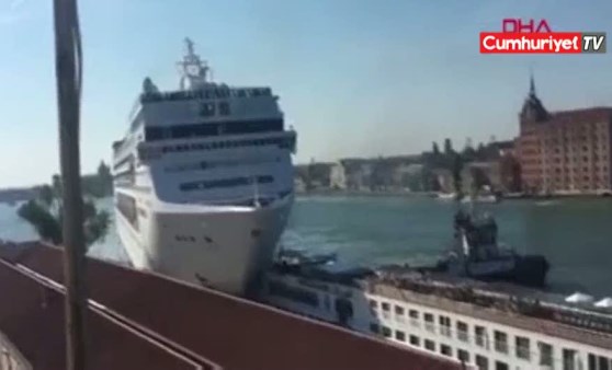 Cruise gemisi, başka bir gemiye ve limana böyle çarptı