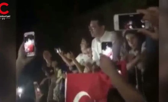 İmamoğlu komşularına balkondan teşekkür etti