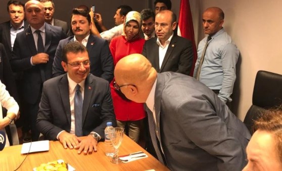 İşte tarihi andan kareler! Ekrem İmamoğlu mazbatasını böyle aldı