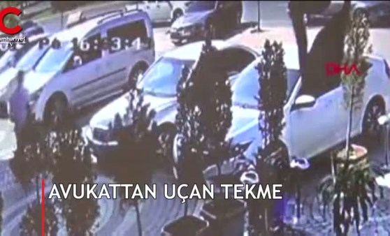 Kamera böyle kaydetti... Avukattan uçan tekme!